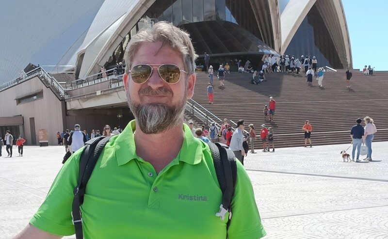 Henkilö matkanjohtajan tehtävissä Sydneyssä.