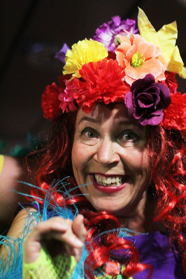 Minna on kotonaan espanjalaisessa kulttuurissa Nainen punaisessa tukassa, kukkapäähine päässään.