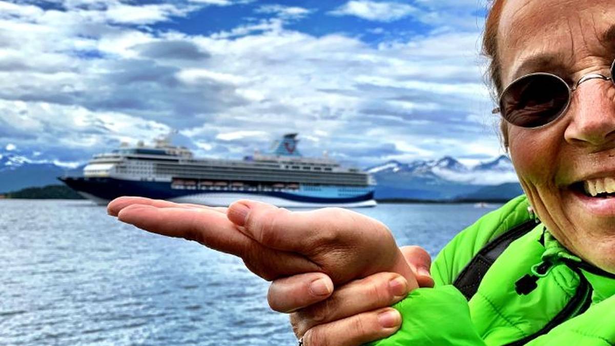 Minnan suosikkeja ovat Norja ja Euroopan jokiristeilyt Matkanjohtaja, joka seisoo laivan edustalla Norjassa.