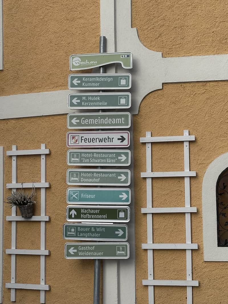 : Infokylttejä allekkain, saksan kielellä.