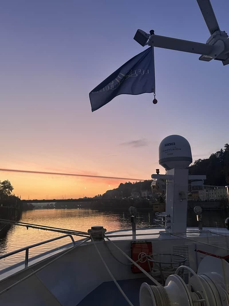 Auringonlasku jokiristeilyllä Tonavalla.