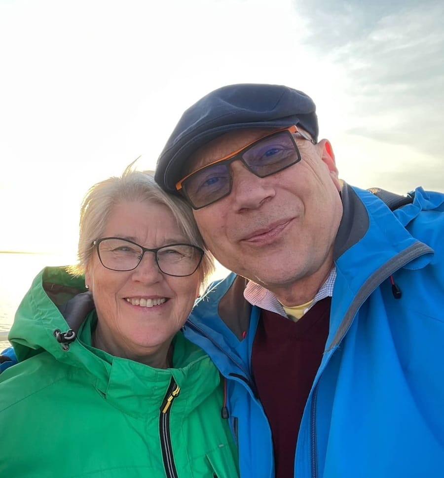 Nainen ja mies katsovat kameraan ja ovat vierekkäin.