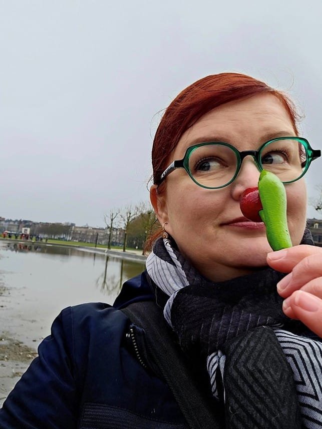 Nainen pitelee käsissään puutulppaania.