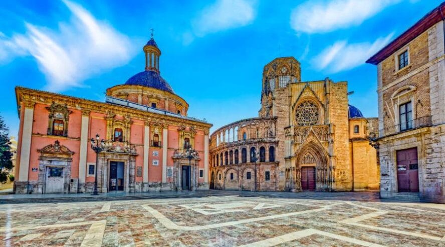 Katedraali Valenciassa, jonka edessä marmorilaattalattiaa.