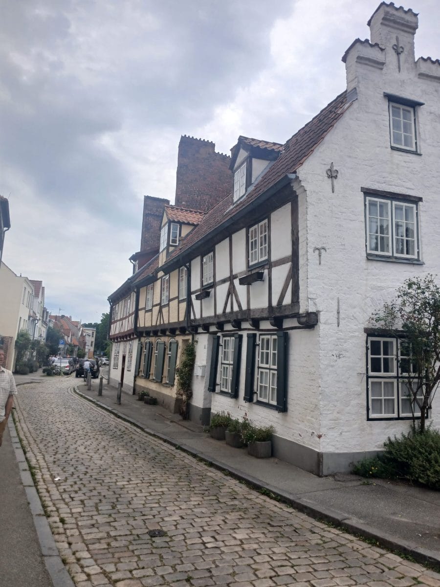 Lyypekin kaupungin vaaleita ristikkotaloja, joissa ruskeat puiset ristikot talon kyljessä.