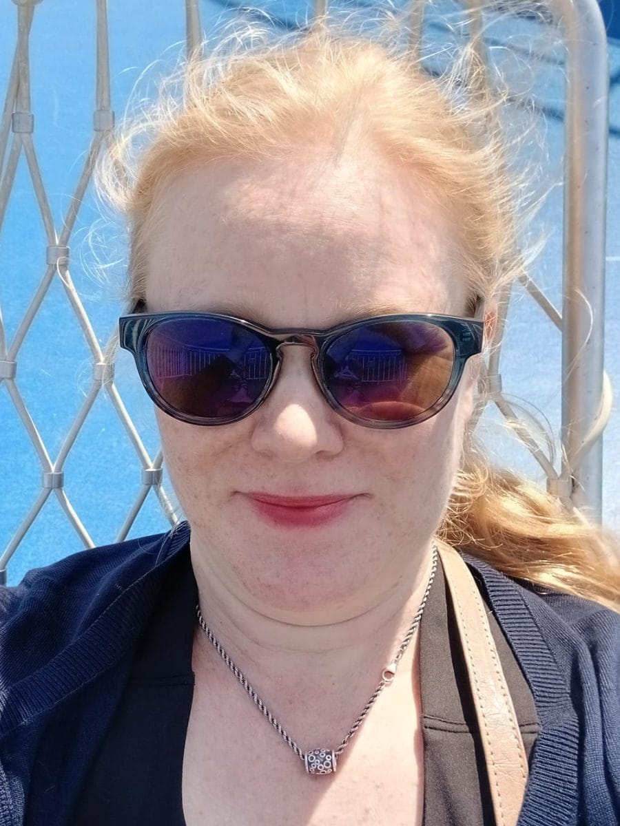 Vaaleatukkaisen naisen kasvokuva aurinkolasit päällä.