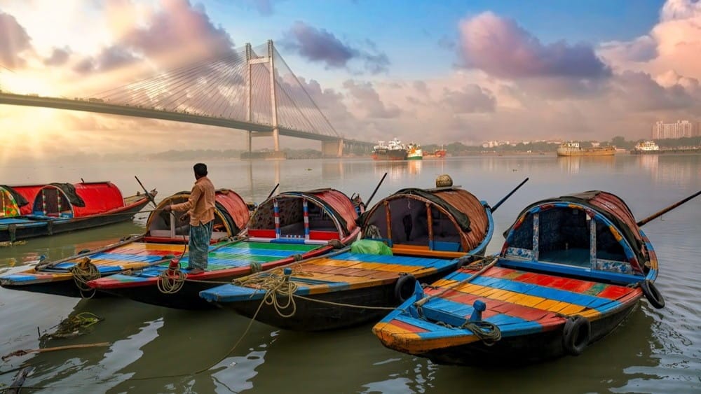 Puiset veneet joen rannalla Kolkata Intia