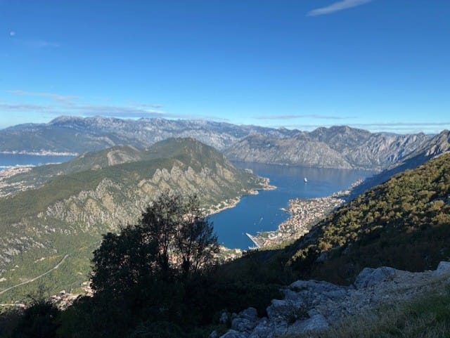 Montenegron kokemuksia Montenegron vuoristo ylhäältä kuvattuna. Alhaalla Kotorinlahti.