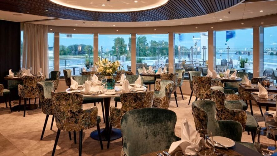 AMADEUS Riva Public Areas Panorama Bar Panorama Bar Lounge of the AMADEUS Riva during Evening Lueftner Cruises Amadeus Internal (1)